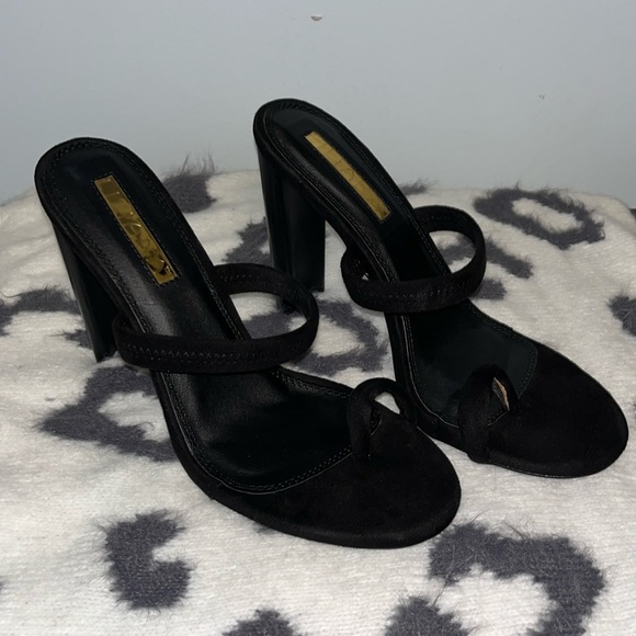 Iliana Heels Women’s Black Toe Strap Heels Suede Feel Never Worn Sz 8.5 - Picture 1 of 10
